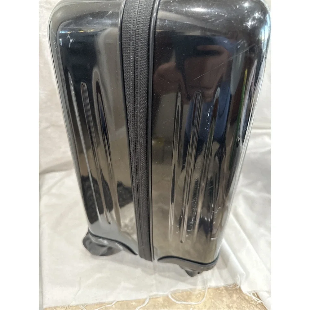 Tumi size carry